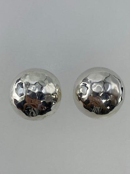 Detalle del acabado pulido de los aretes de cartoneado de plata