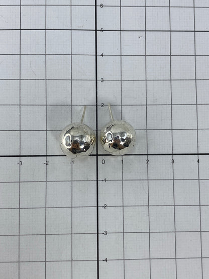 Aretes sobre fondo blanco mostrando la forma perfecta y el brillo de la plata 925