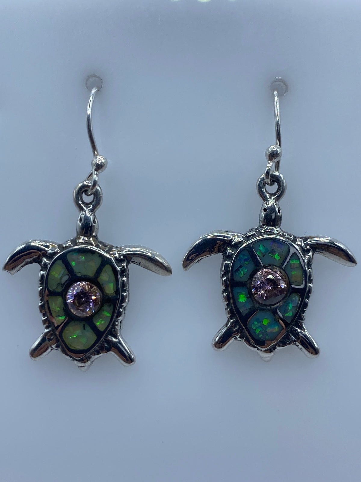 Par de aretes tortuga marina en plata 925 con ópalo de fuego multicolor engastado a mano