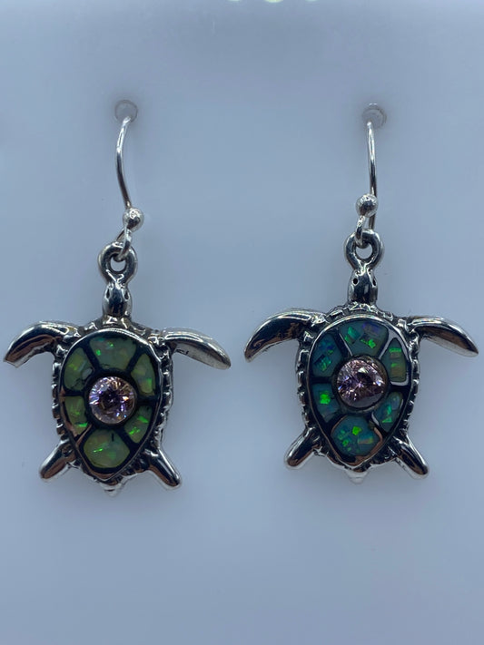Par de aretes tortuga marina en plata 925 con ópalo de fuego multicolor engastado a mano