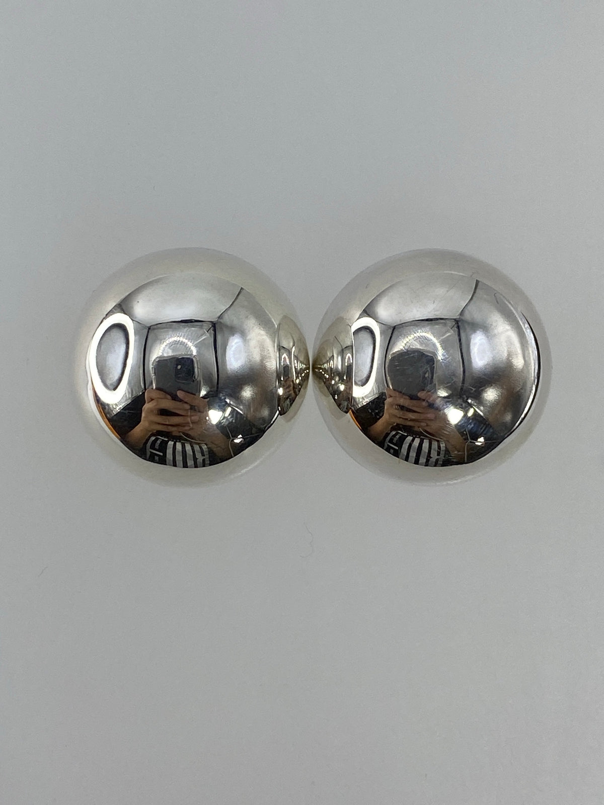 Detalle del volumen esférico y el pulido espejo de los aretes