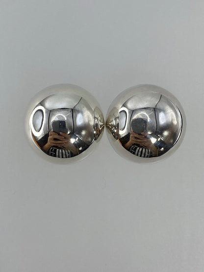 Detalle del volumen esférico y el pulido espejo de los aretes