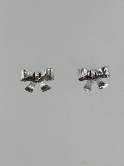 Par de aretes de plata cartoneado en forma de arco minimalista, vista frontal