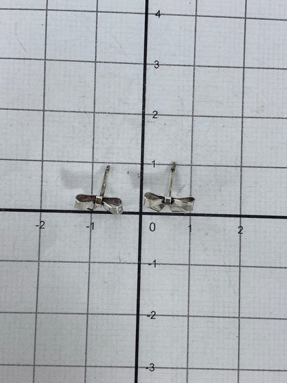 Par de aretes cartoneados vistos desde el lateral mostrando la profundidad