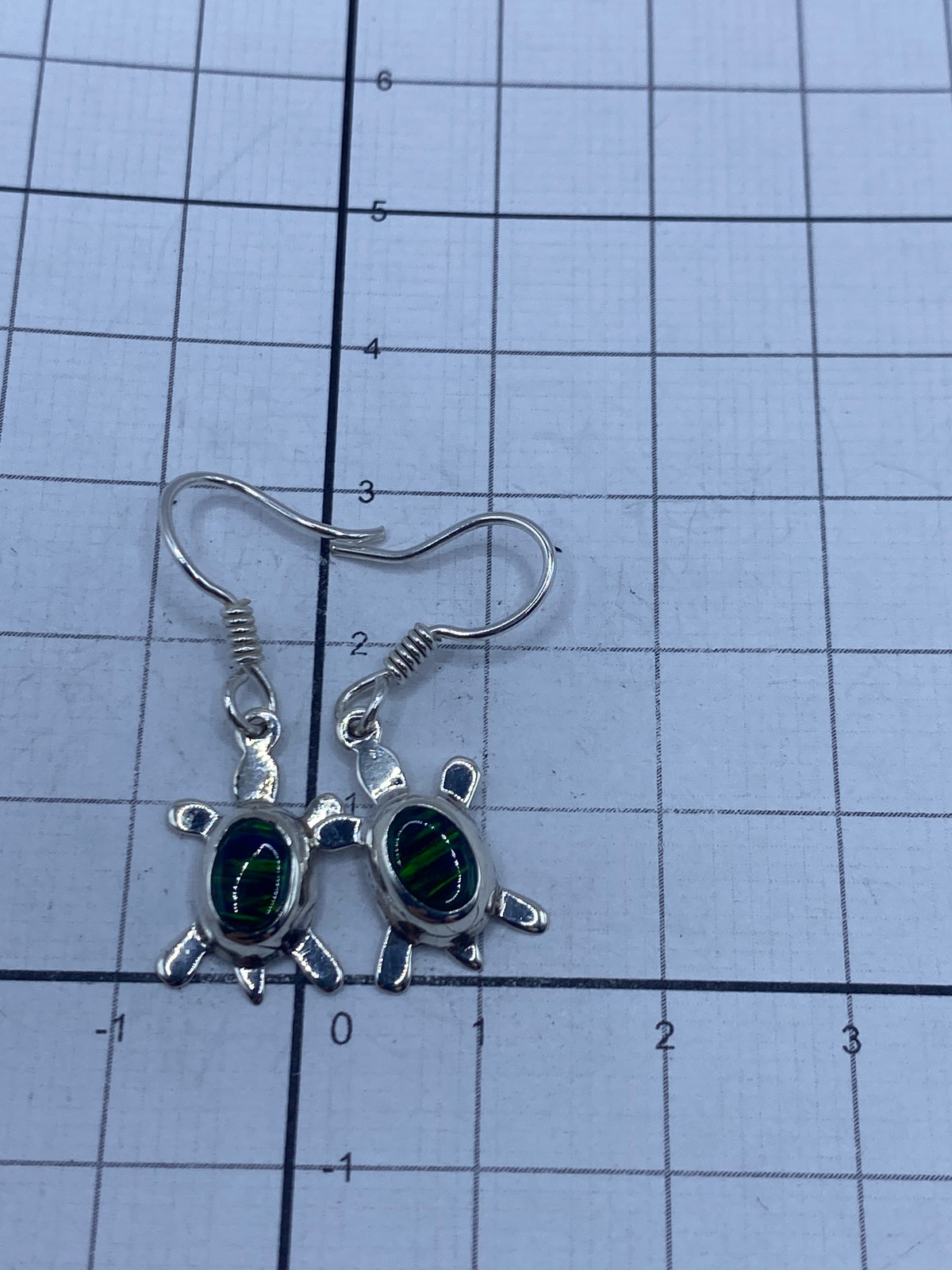 Comparativa de tamaño de los aretes tortuga — 2.9 cm de largo