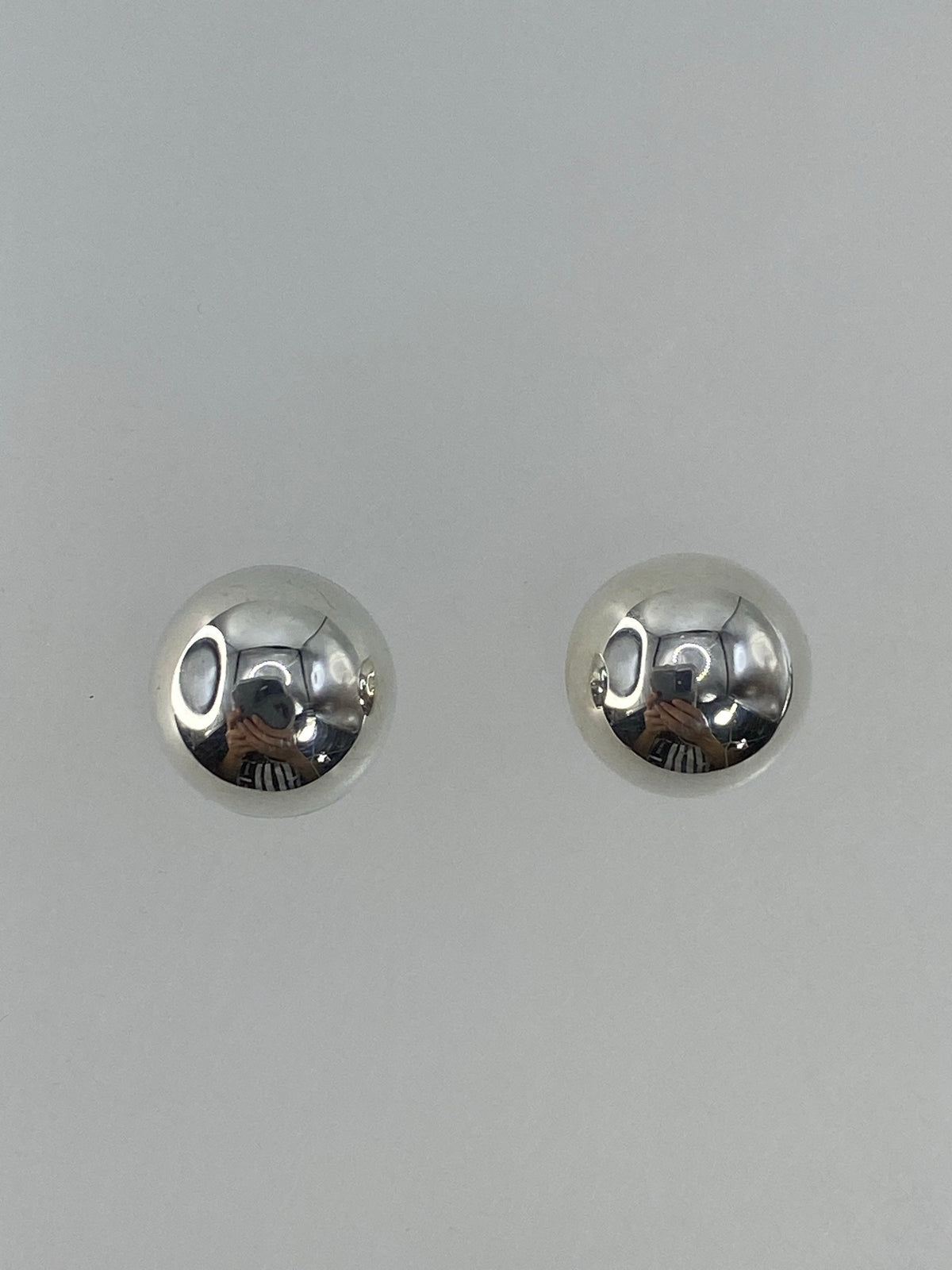 Par de aretes de plata cartoneado esférico miniatura, diseño pulido de Taxco