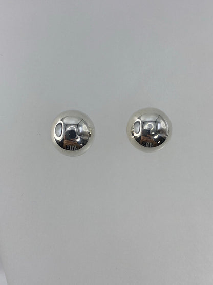 Aretes de plata 925 con poste de cierre, vista frontal del cartoneado brillante