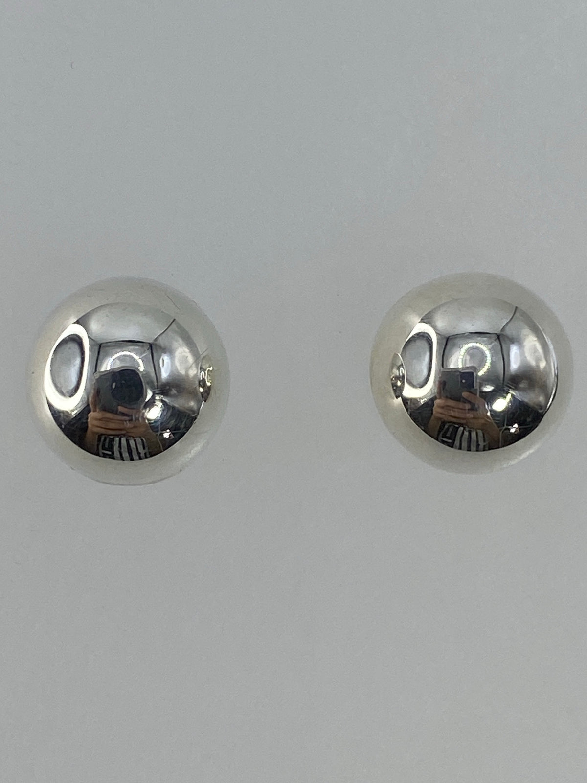 Detalle del cartoneado de volumen 3D en los aretes de plata pura