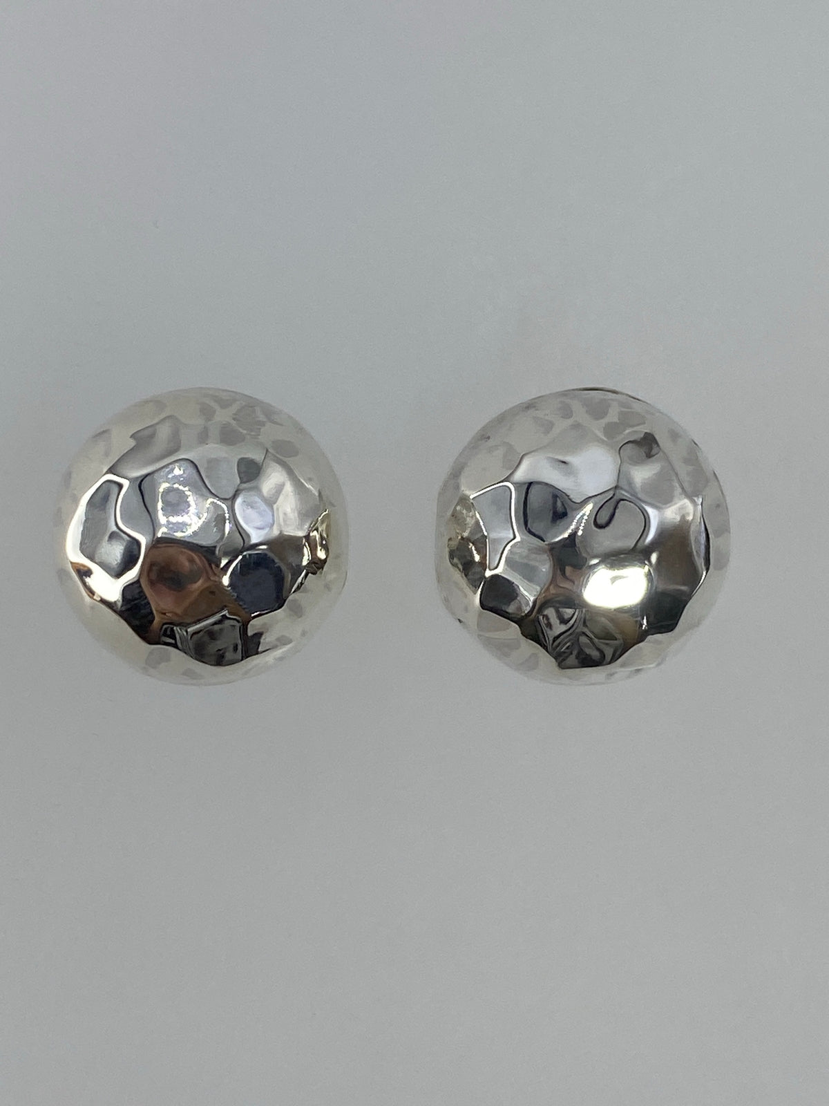 Aretes de plata 925 en cartoneado minimalista, par visto de frente