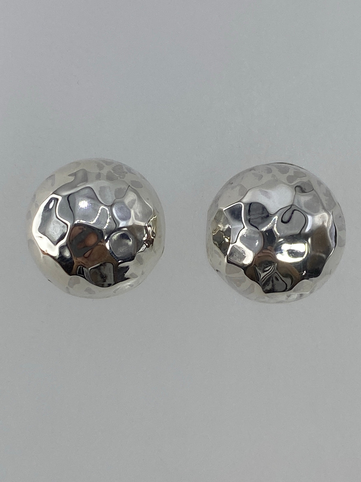 Aretes de plata cartoneado en la oreja mostrando el tamaño de 1.7 cm