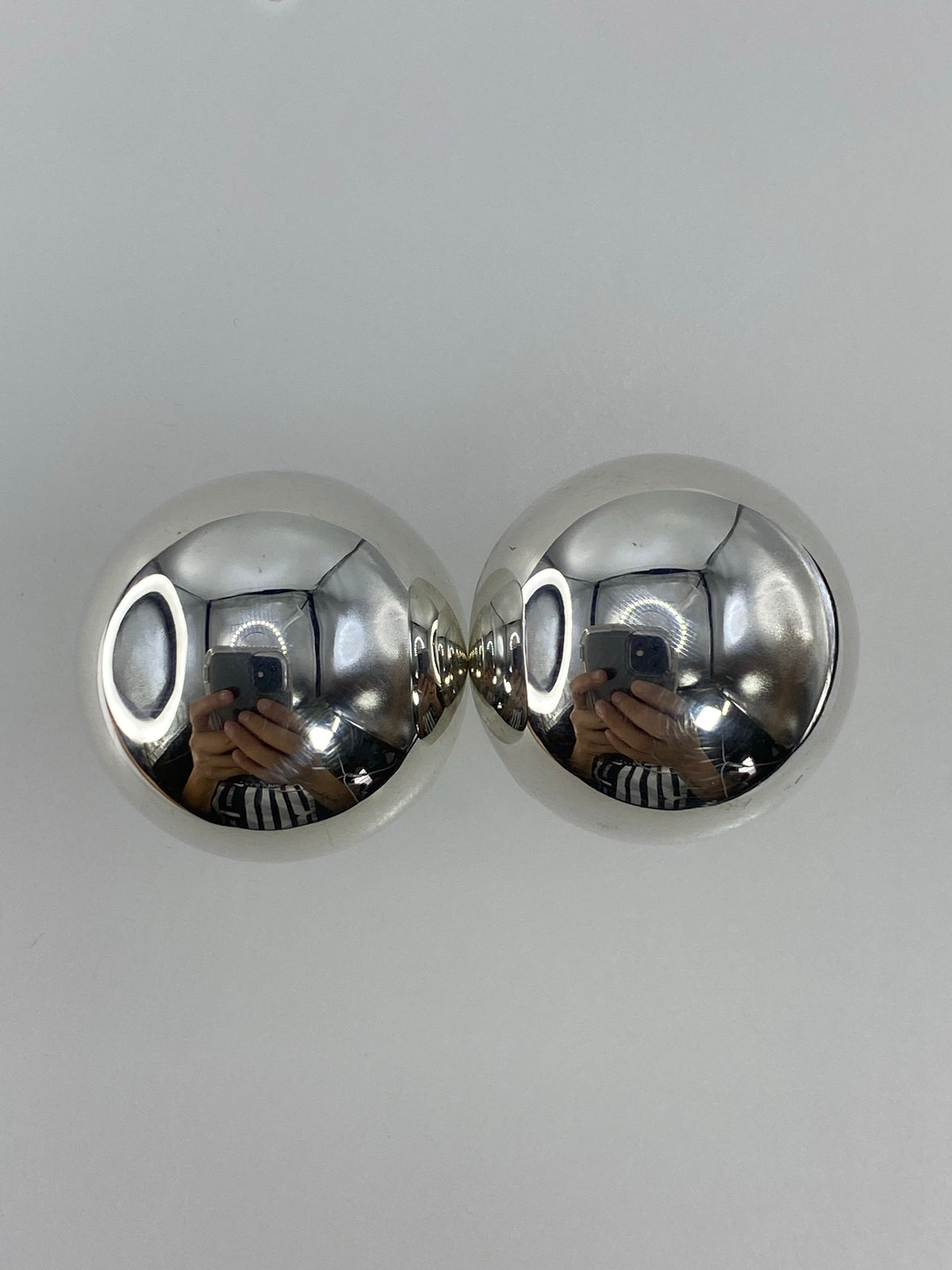 Vista frontal de los aretes de plata 925, diseño minimalista y simétrico