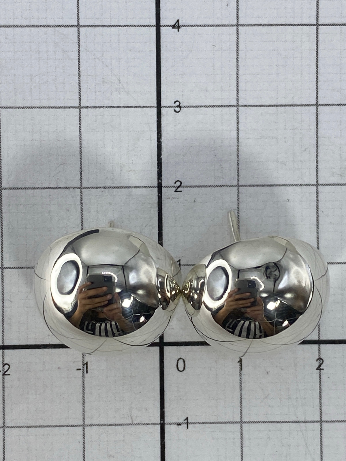 Aretes de Taxco en báscula de precisión, pesando 2.9 gramos el par