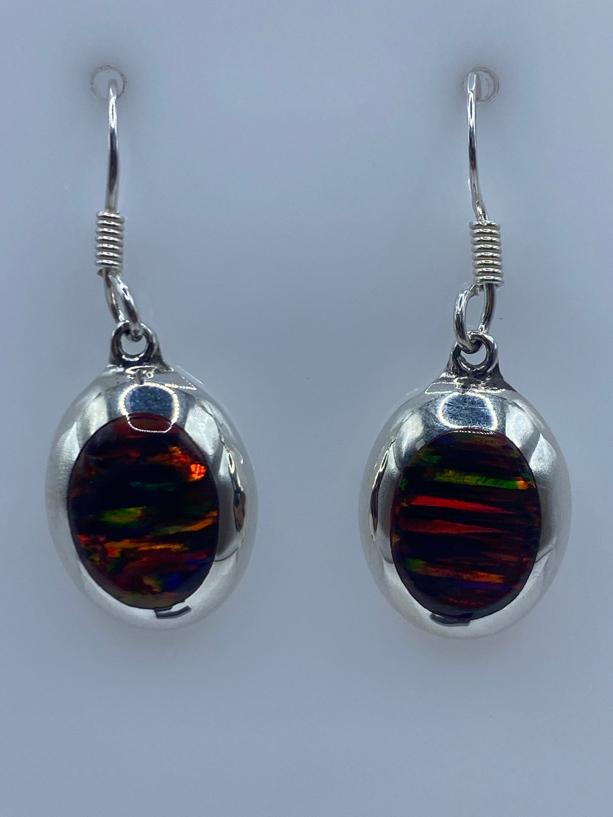 Par de aretes de plata 925 con opalo de fuego multicolor en ton dos brillantes