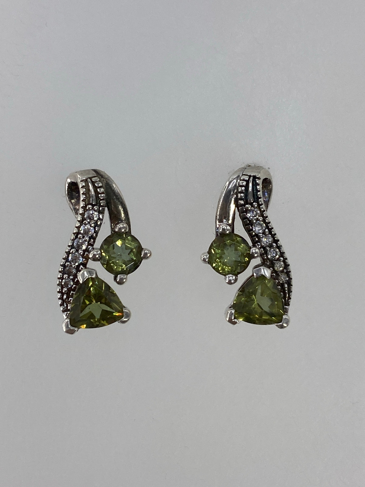 Par de aretes de plata cartoneado con circonia verde olivo, vista frontal