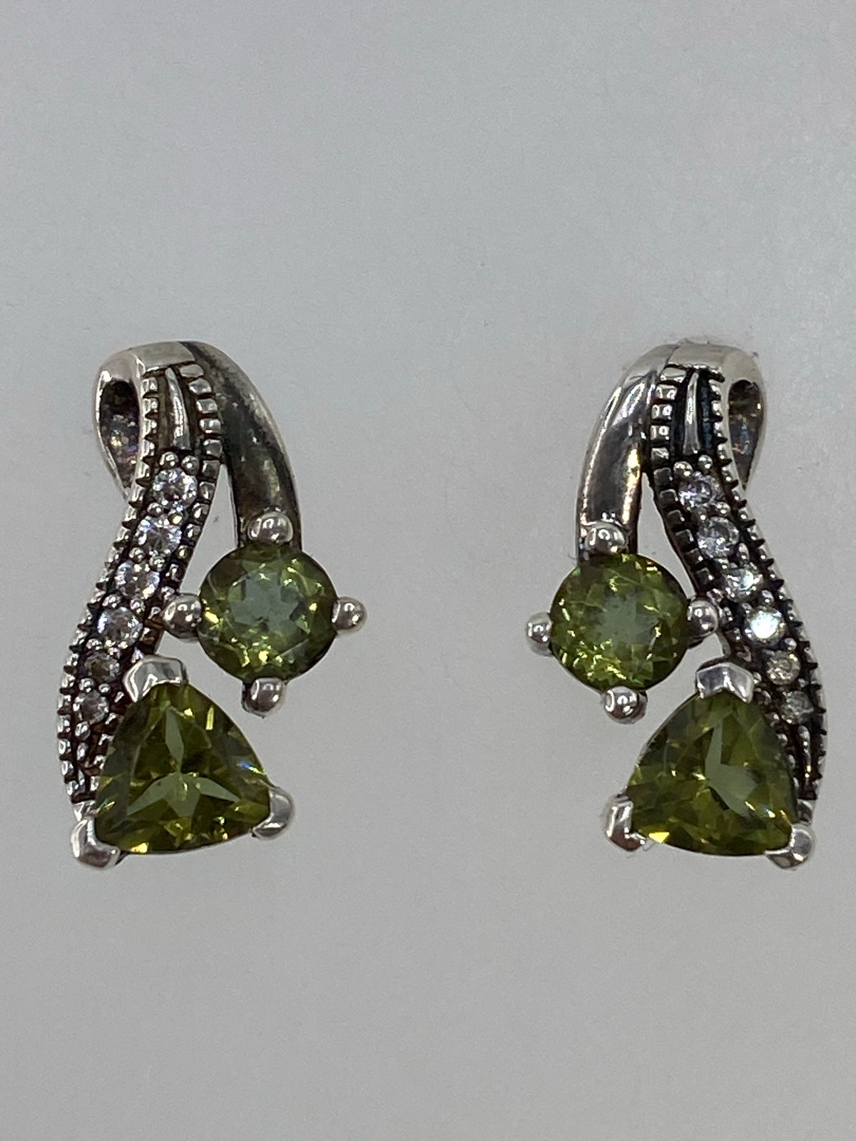 Aretes sobre fondo blanco con el Quinto 925 visible