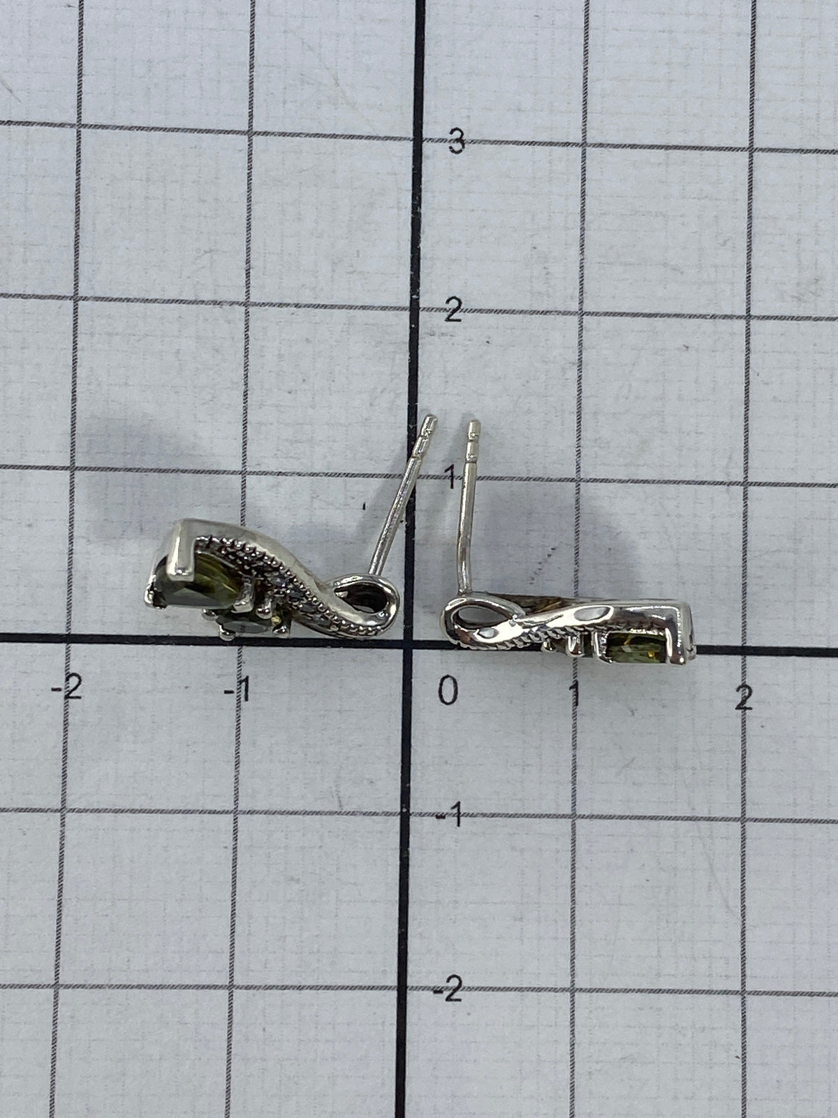Aretes en escala con regla mostrando los 1.3 cm de largo