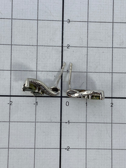 Aretes en escala con regla mostrando los 1.3 cm de largo