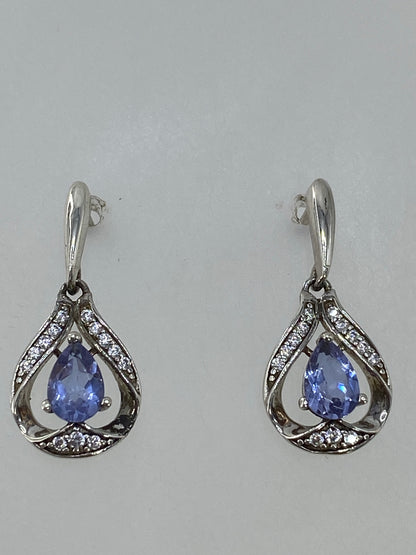 Aretes de plata en gota, largo 2.5 cm, frente a escala de medidas
