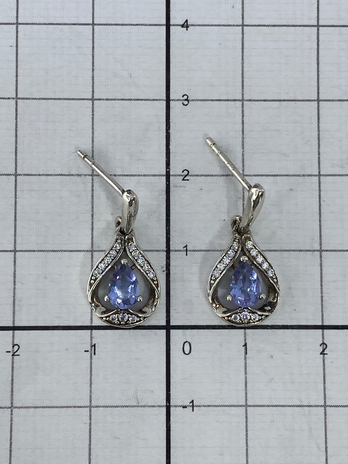 Aretes sobre fondo blanco mostrando el Quinto 925 de autenticidad