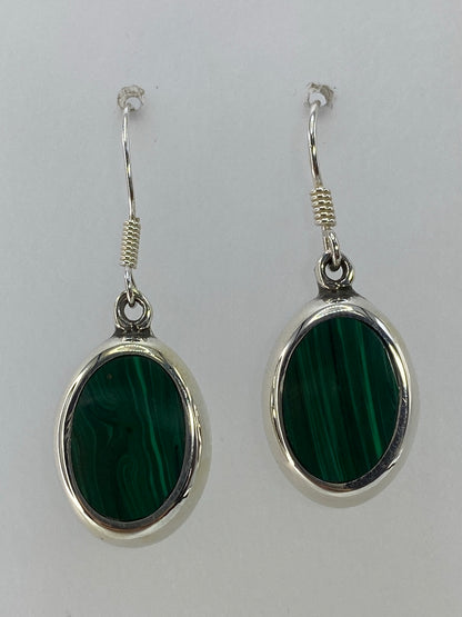Par de aretes de plata 925 con piedra verde engastada, largo 3 cm, colgando