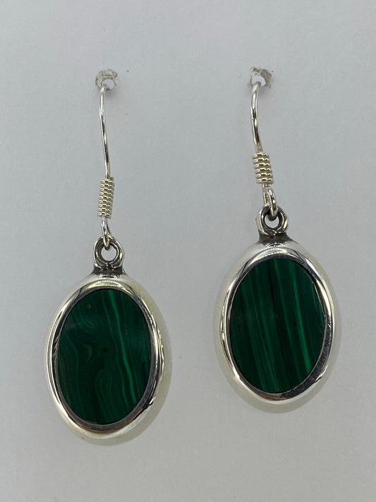 Par de aretes de plata 925 con piedra verde engastada, largo 3 cm, colgando