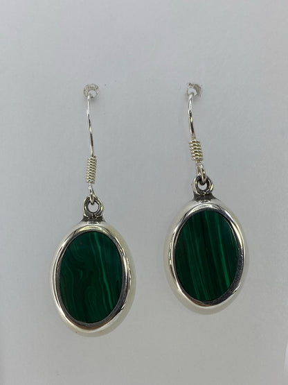 Aretes de plata con incrustación de piedra verde, vista detallada del engaste a mano