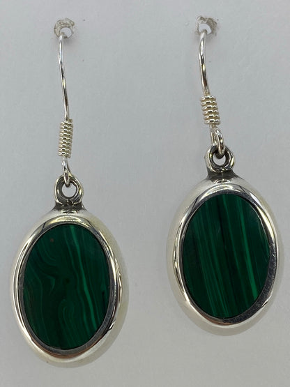 Aretes verdes de plata Taxco 925 sobre fondo blanco, mostrando el Quinto de autenticidad