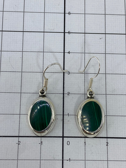 Par de aretes con piedra verde en plata 925, listos para regalo
