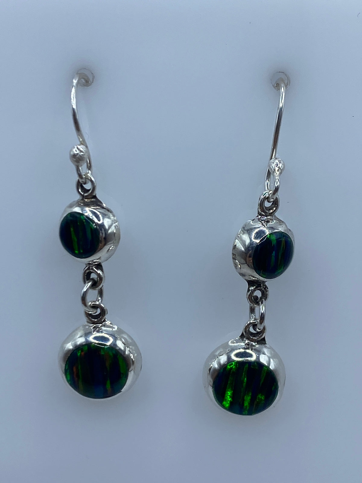 Detalle del opalo de fuego en tonos verdes y azules brillantes, engastado en plata 925