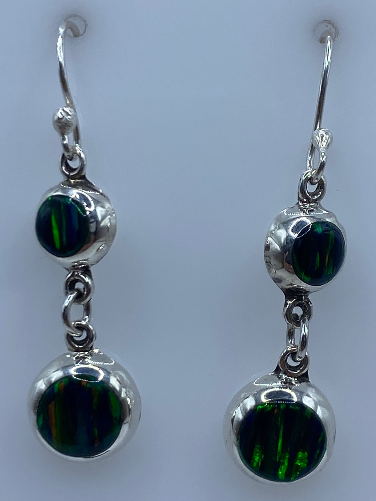 Par de aretes con gancho de plata y piedra opalo de fuego multicolor