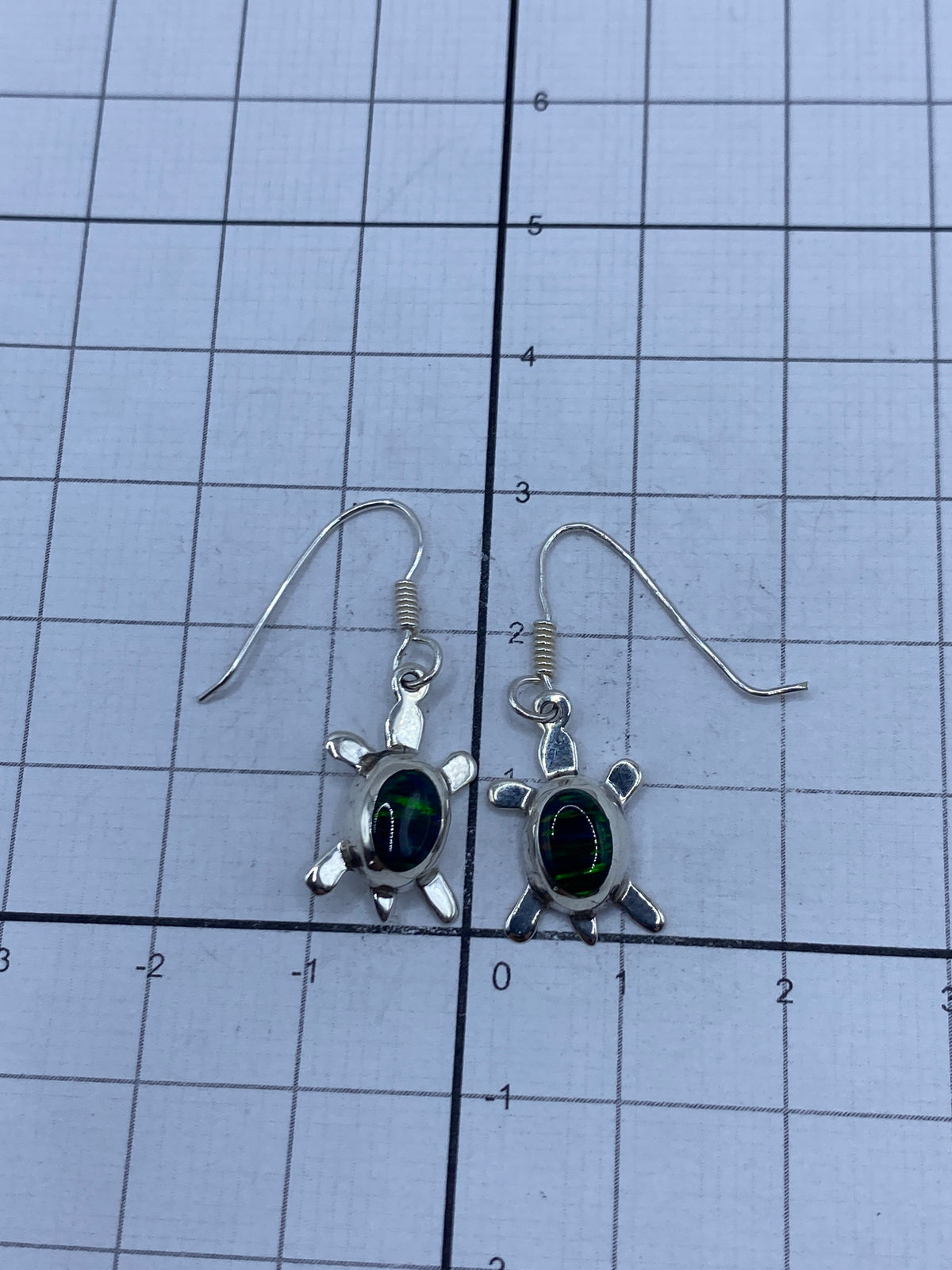 Reverso de los aretes de tortuga con marca de plata 925 grabada