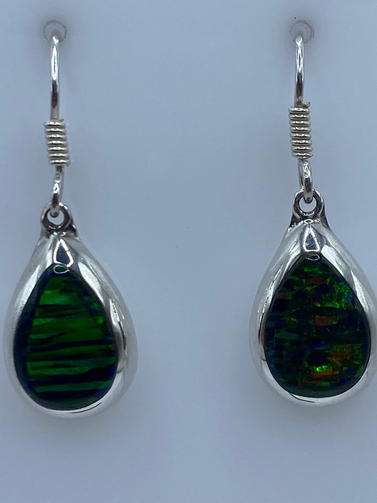 Aretes colgando sobre regla métrica, largo 3.4 cm total