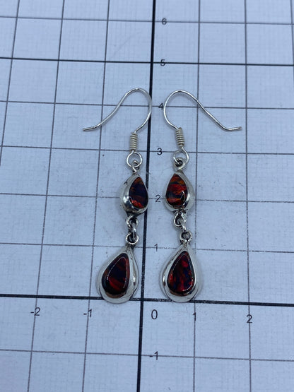 Aretes sobre fondo claro con marca del Quinto 925 visible en el gancho