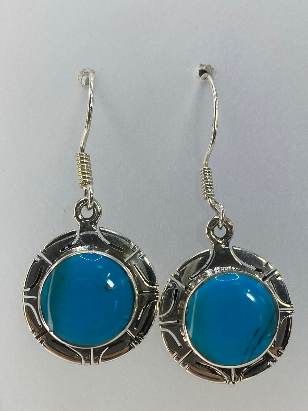 Detalle del engaste a mano de la turquesa azul cielo en plata 925