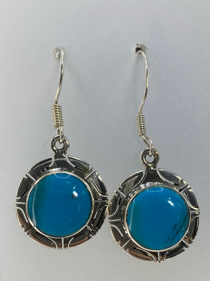 Detalle del engaste a mano de la turquesa azul cielo en plata 925