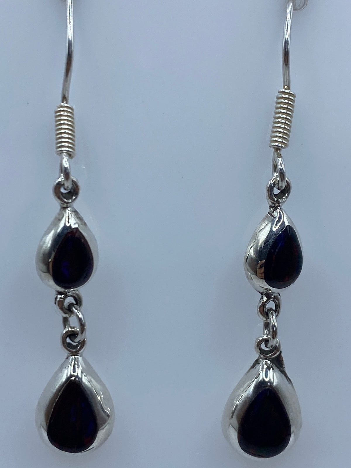 Aretes sobre fondo blanco mostrando el Quinto 925 grabado
