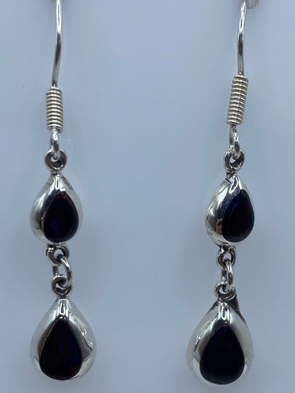 Aretes sobre fondo blanco mostrando el Quinto 925 grabado