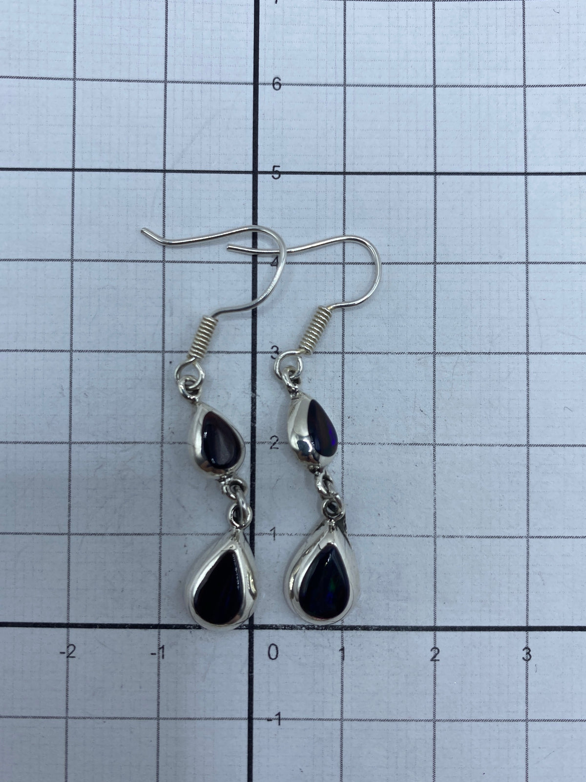 Aretes puestos, vista lateral, largos 4.1 cm, delicados y luminosos
