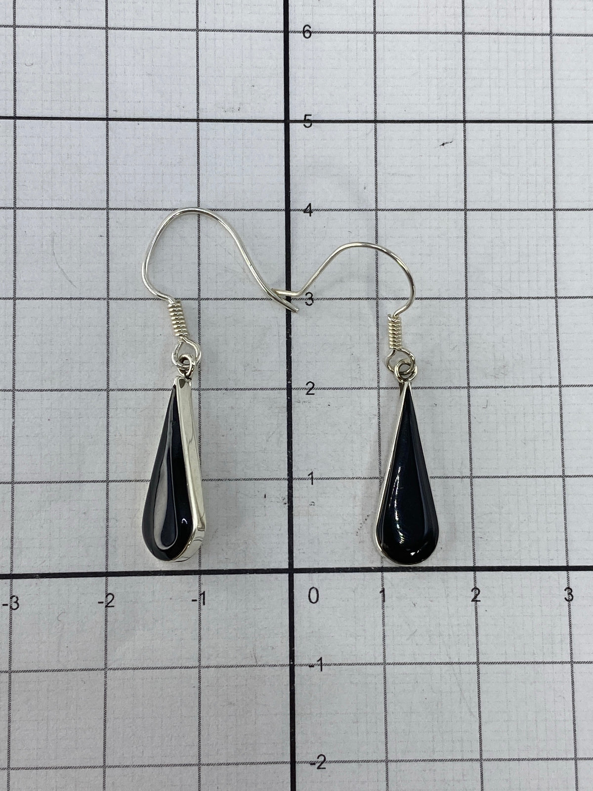 Aretes de onix en plata brillante mostrando el sello 925 y 925