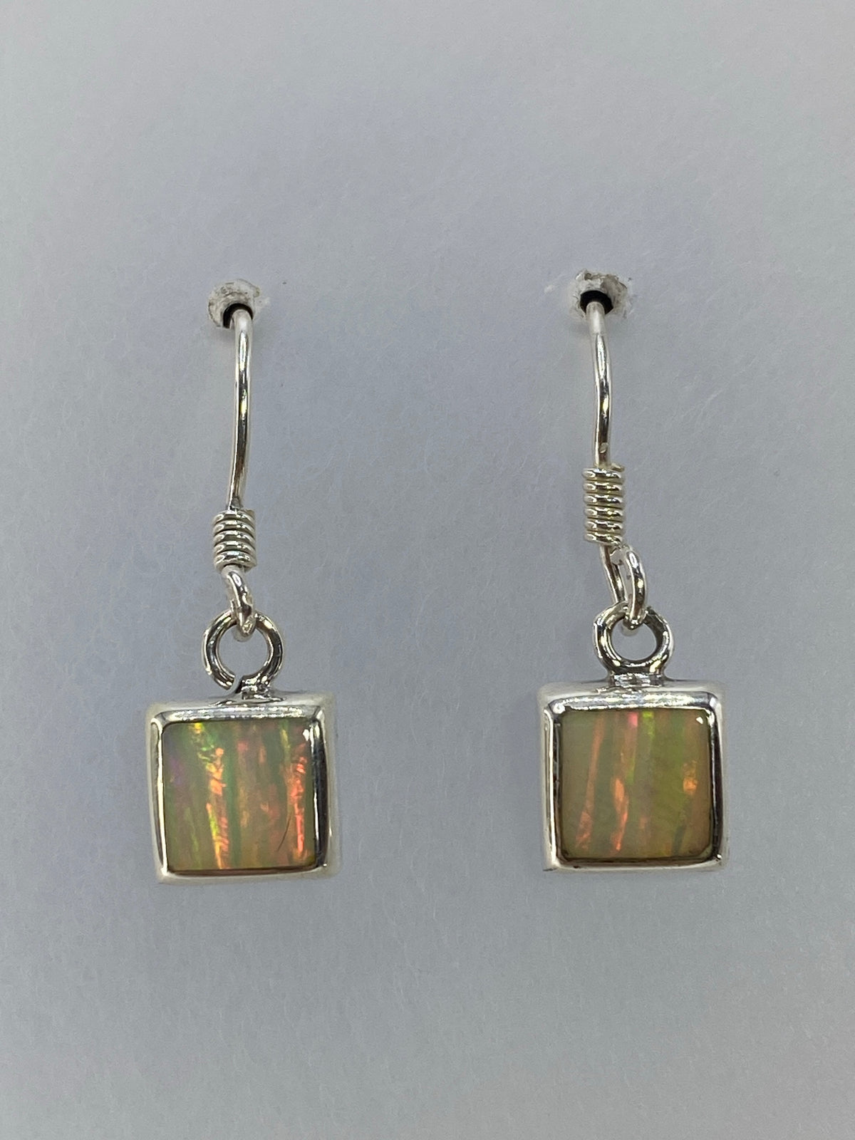 Par de aretes de plata 925 con opalo de fuego multicolor en tonos rojo, naranja y dorado