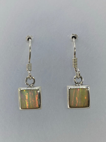 Par de aretes de plata 925 con opalo de fuego multicolor en tonos rojo, naranja y dorado
