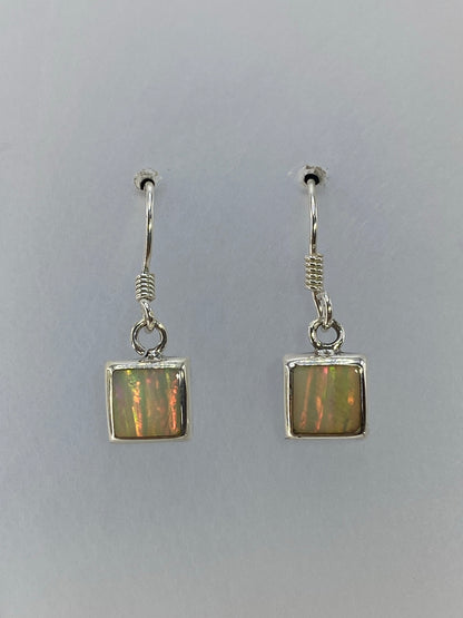 Aretes cuadrados de 2 cm con opalo de fuego engastado a mano, detalle del color
