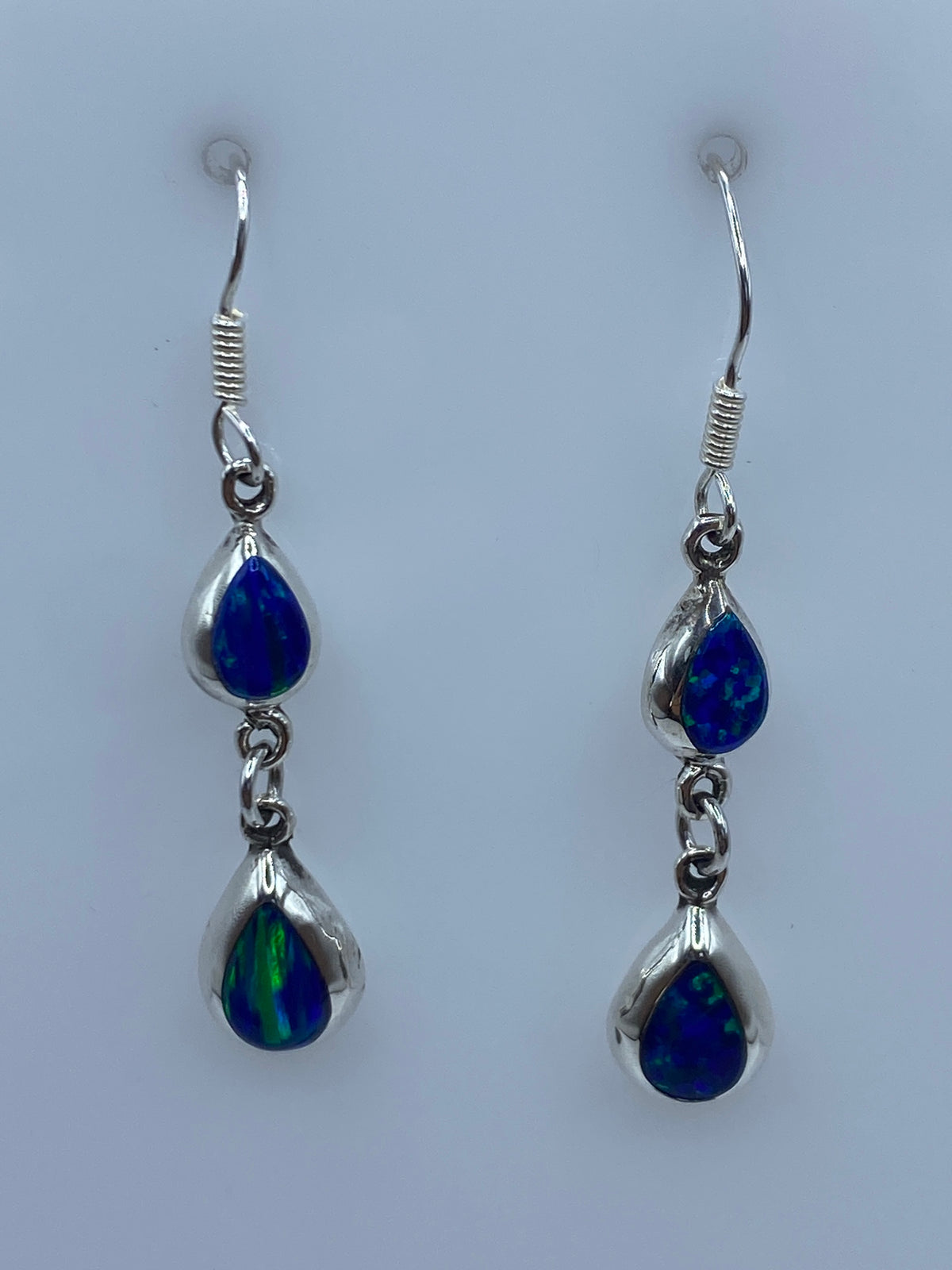 Detalle de los ópalos de fuego mostrando los reflejos azules y verdes naturales de la piedra