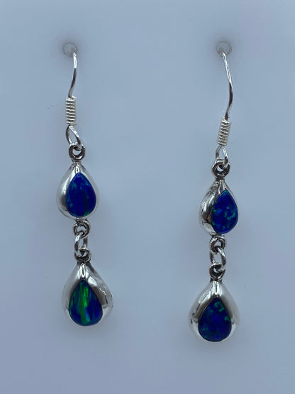 Detalle de los ópalos de fuego mostrando los reflejos azules y verdes naturales de la piedra