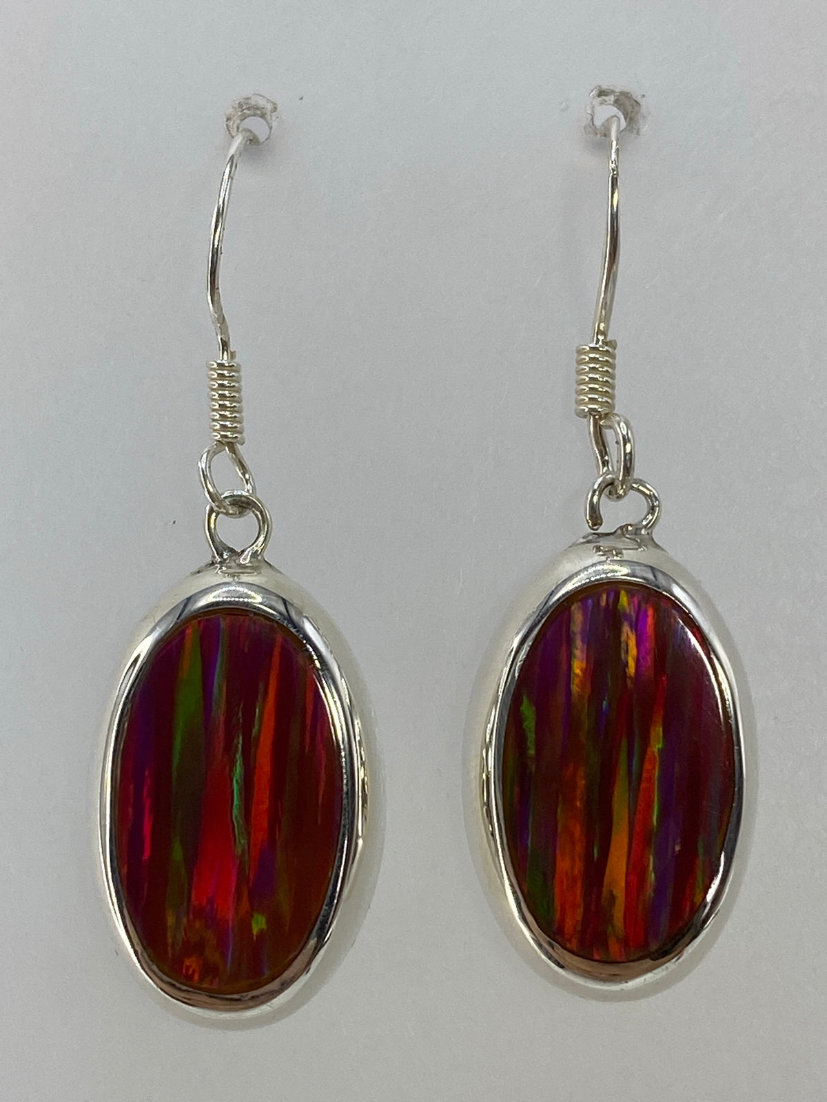 Aretes de plata 925 con ópalo de fuego multicolor, par completo colgando