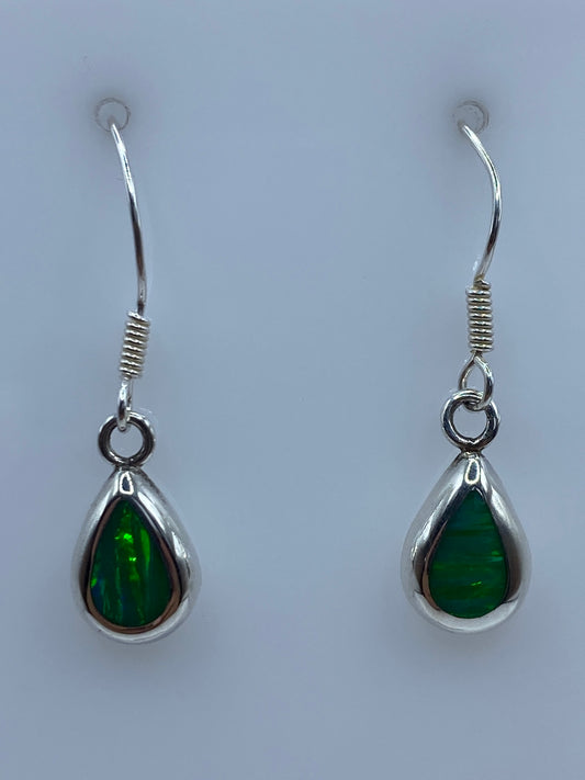 Par de aretes de plata con opalo de fuego verde limon engastado, sobre fondo blanco