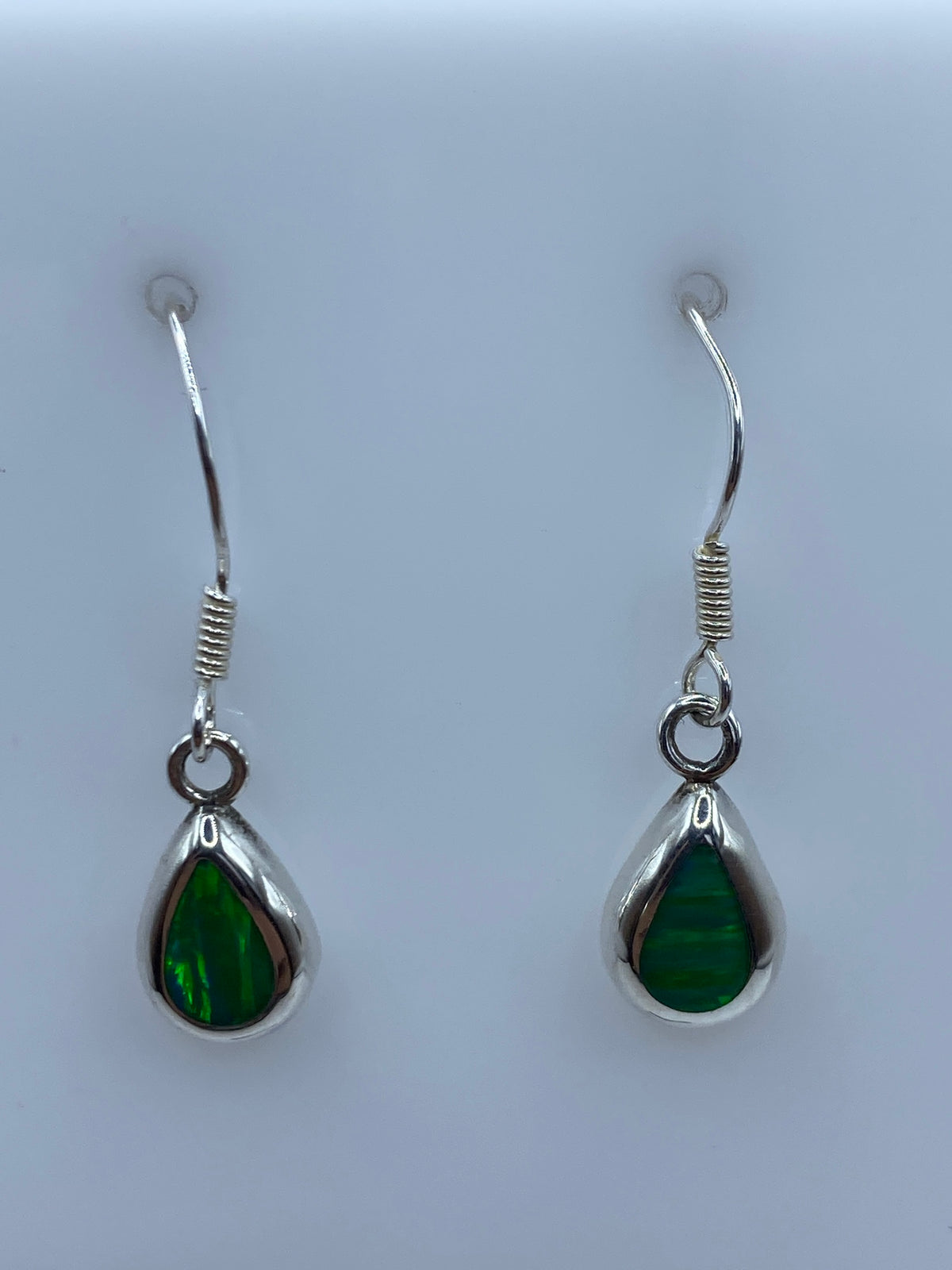 Vista frontal: aretes de gota con opalo de fuego y gancho de plata