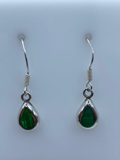 Vista frontal: aretes de gota con opalo de fuego y gancho de plata