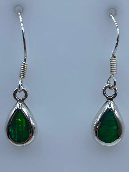 Detalle del opalo de fuego verde con brillo interior en el engaste de plata 925