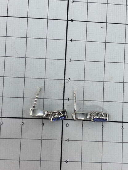 Aretes sobre fondo blanco mostrando el sello 925 en la poste